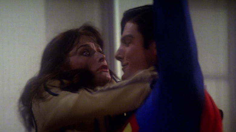 Superman prinzându -l pe Lois Lane în aer în Superman: filmul