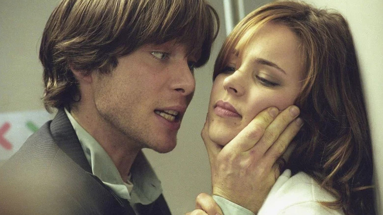 Cillian Murphy în rolul lui Jackson Rippner îl deține pe Rachel McAdams ca Lisa Reisert pe un perete în ochi roșu