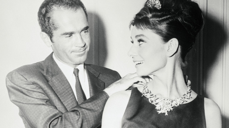 Audrey Hepburn purtând diamantul galben Tiffany în publicitate pentru micul dejun la Tiffany's