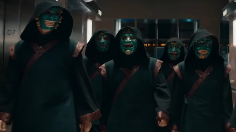 Tâlhari mascați și jefuiți mergând împreună cu mai curat