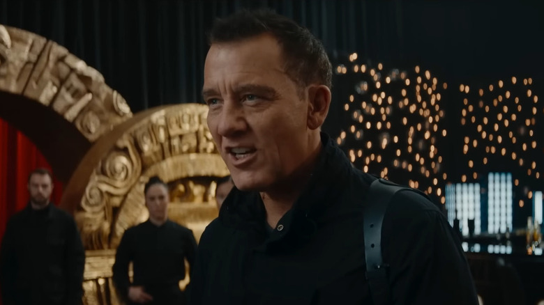 Clive Owen în rolul lui Marcus Blake vorbind în curățător