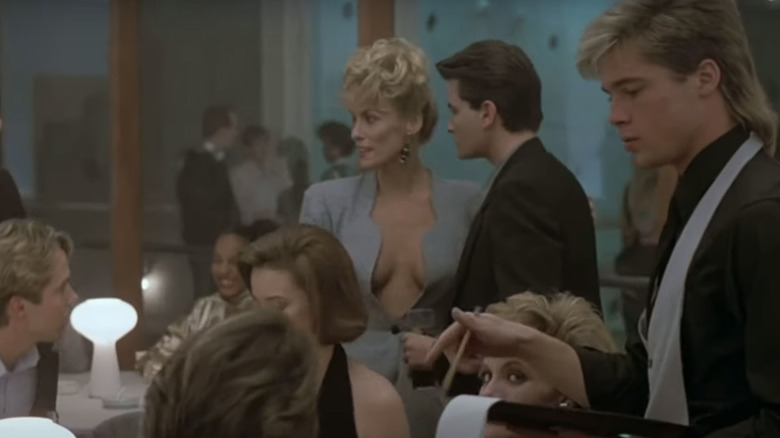 Brad Pitt este văzut jucând un chelner în țara niciunui om