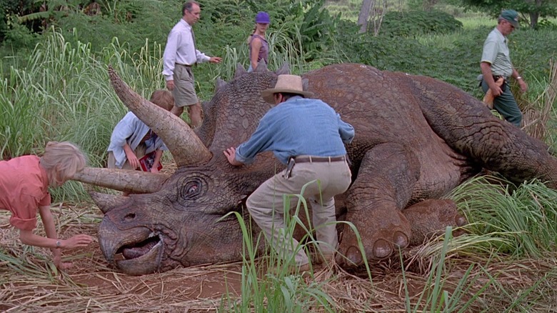 Dr. Sattler și Dr. Grant Inspectați un triceratop -uri bolnave în Jurassic Park