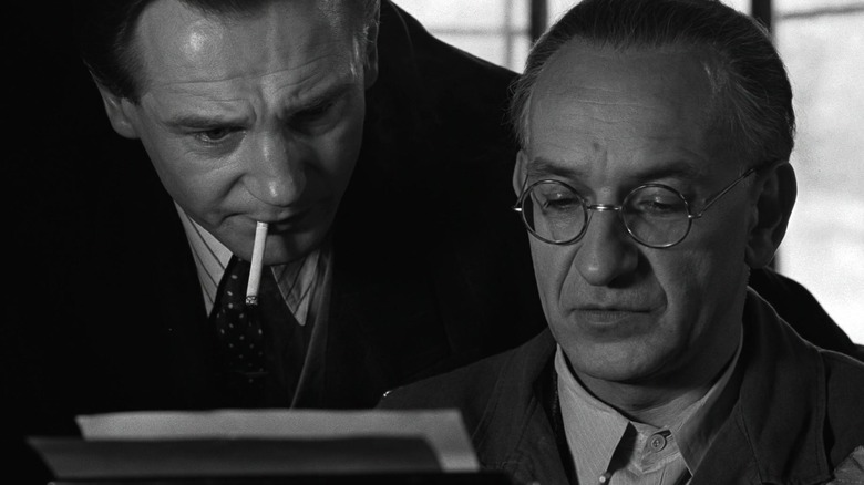 Oskar Schindler și Itzhak Stern tastând lista din lista lui Schindler