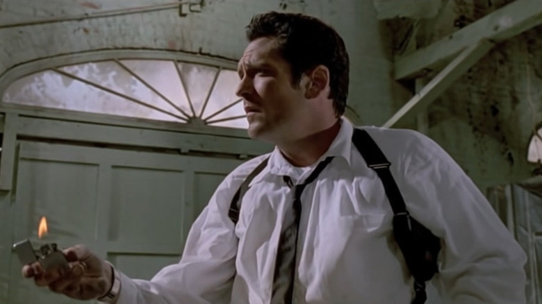 Câini de rezervor, domnul Blonde se pregătește să aprindă Nash pe foc cu o brichetă