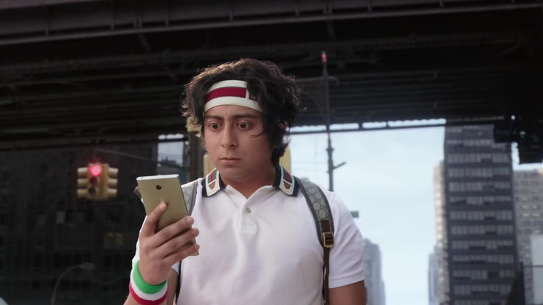 Flash Thompson (Tony Revolori) citește știrile despre Peter Parker în 