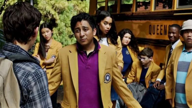 Flash Thompson (Tony Revolori) se confruntă cu Peter Parker (Tom Holland) în 