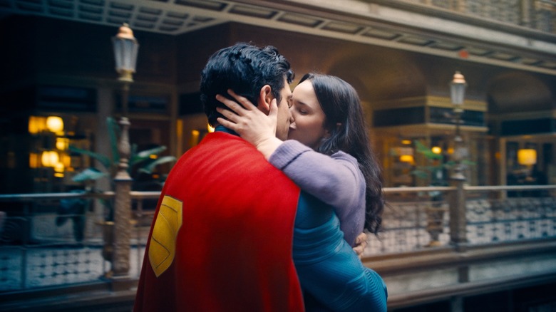 Supermanul lui David Corenswet și Rachel Brosnahan, Lois Lane, sărutându -se în aer în Superman