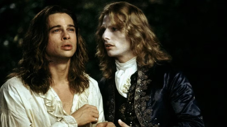 Lestat de Lioncourt (Tom Cruise) se uită la Louis de Pointe du Lac (Brad Pitt) în interviu cu vampirul
