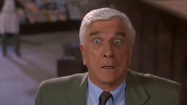 Det. Frank Drebin arătând îngrijorat în arma goală 33 1/3