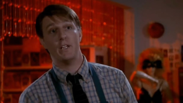 Muncitor al magazinului de sex vorbind cu Det. Drebin în arma goală 2 1/2