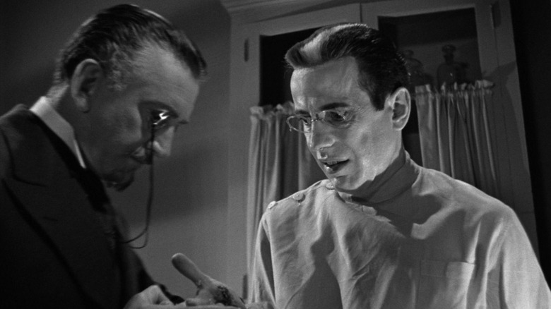 Humphrey Bogart ca Dr. Xavier convertind cu un coleg în întoarcerea doctorului X