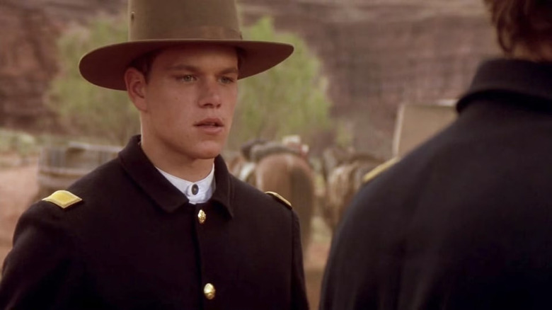 Matt Damon este în uniformă ca al doilea locotenent Britton Davis în Geronimo: An Legend American