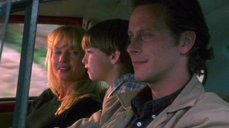 Jack, Wendy și Danny arată fericit în timp ce sunt în drum spre Overlook în miniseria strălucitoare