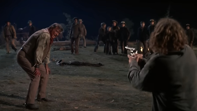 Asa Watts a lui Bruce Dern își propune arma la Wil Andersen a lui John Wayne în cowboys
