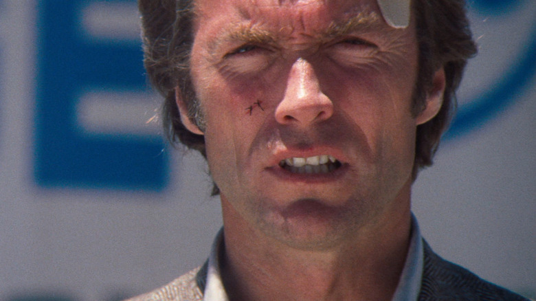 Clint Eastwood în timp ce Harry Calahan se aruncă cu un bandaj pe templul său din Magnum Force