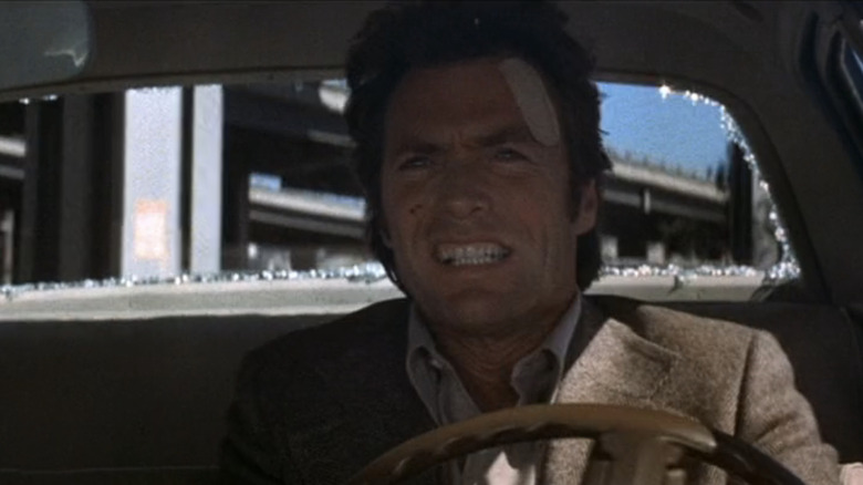 Clint Eastwood în timp ce Harry Calahan își strânge dinții în timp ce conduce o mașină în Magnum Force