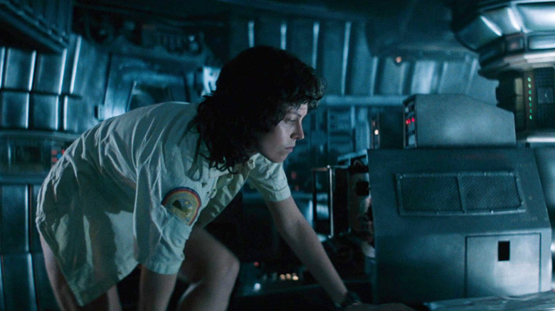 Ripley urcând cu precauție în jurul navei sale spațiale în Alien