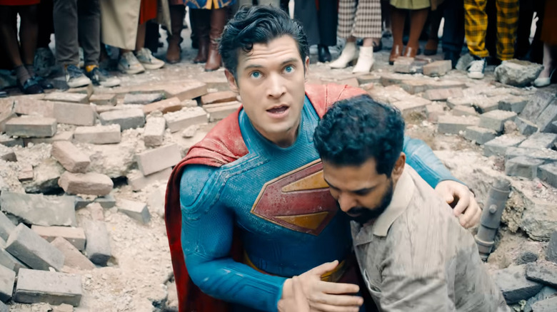 Un pasager ajutându -l pe Superman în Superman