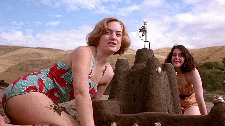 Kate Winslet și Melanie Lynskey construind un nisip în creaturi cerești