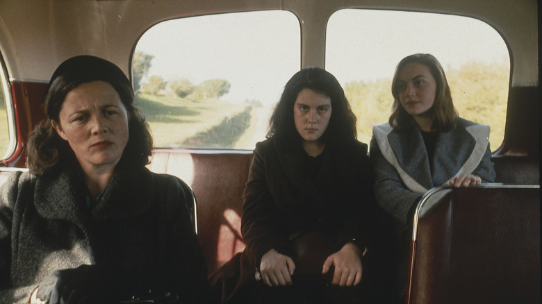 Pauline și Julieta într -un autobuz cu mama lui Pauline înainte de crima în creaturi cerești