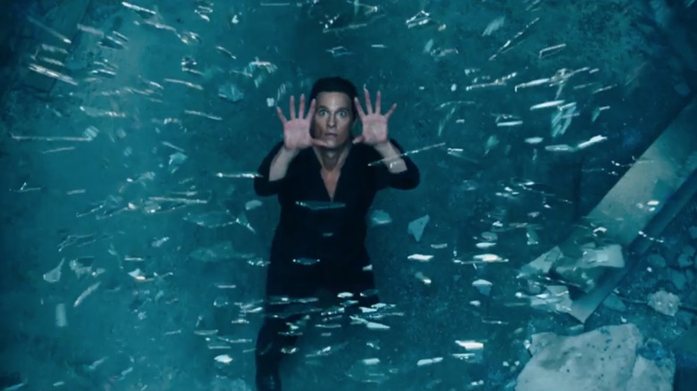 Walter Padick de la Matthew McConaughey, privind căderea cioburilor de sticlă în cadrul turnului întunecat