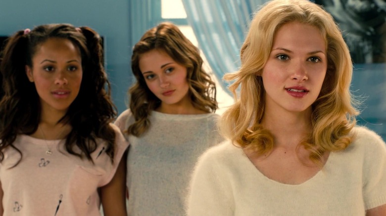 Harlow și Dolce se află în spatele lui Brooke în Kick-Ass 2