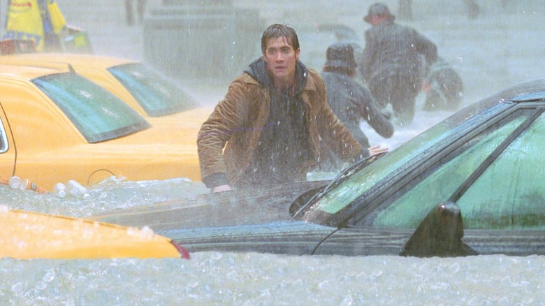 Sam înconjurat de mașini și apă înghețată cu talie în ziua următoare de mâine