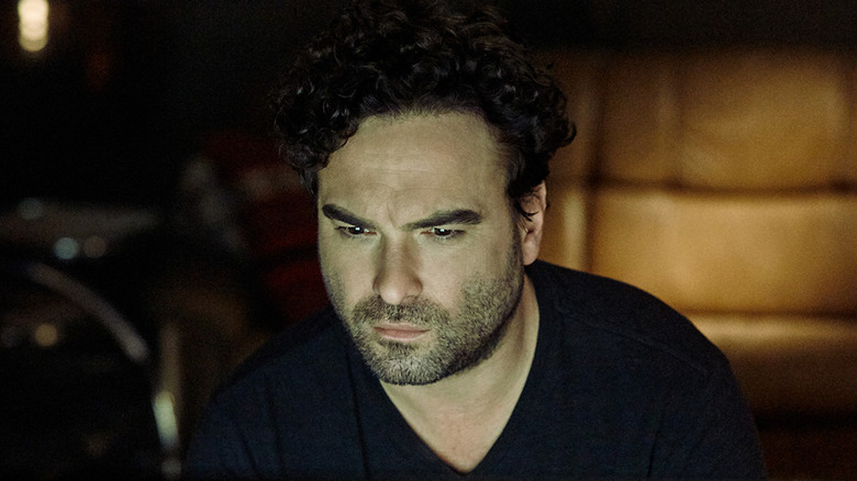 Gabriel privind un obiect nevăzut în 