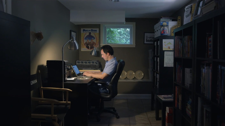 Marc Tyler Nobleman stă la un computer din biroul său din Batman & Bill