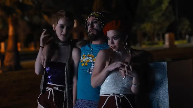 Două dintre stelele de filmare și un artist uzate într -un cimitir din Under Silver Lake