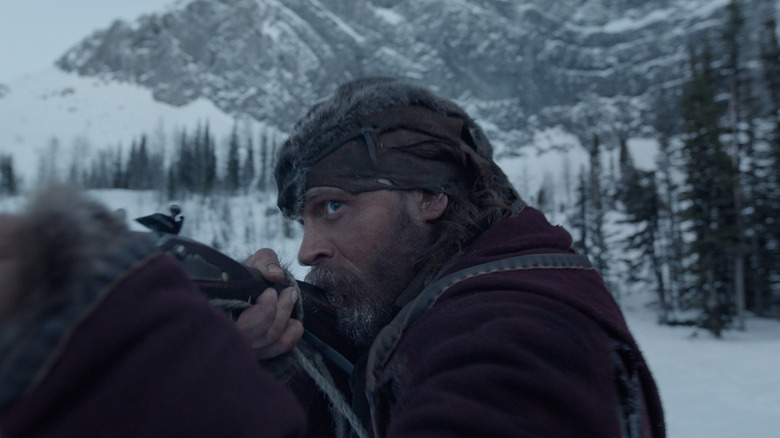 Tom Hardy ca John S. Fitzgerald care vizează o pușcă în The Revenant