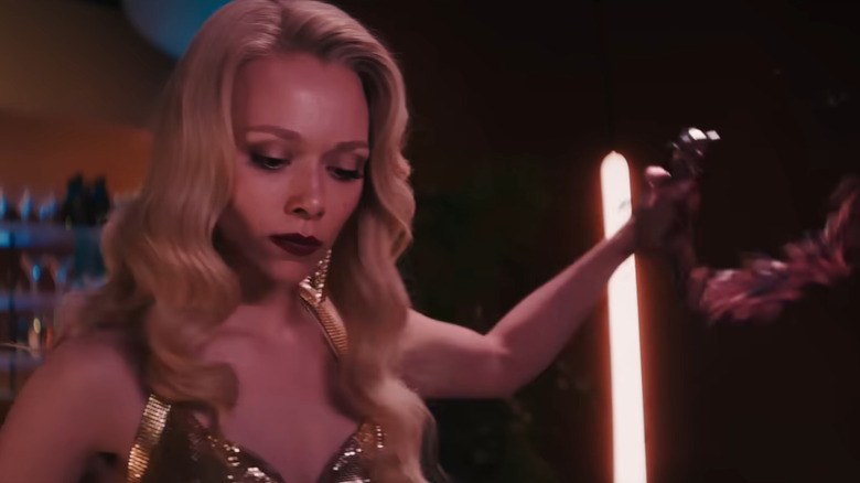 Amelia smulgând o coloană vertebrală falsă în M3gan 2.0