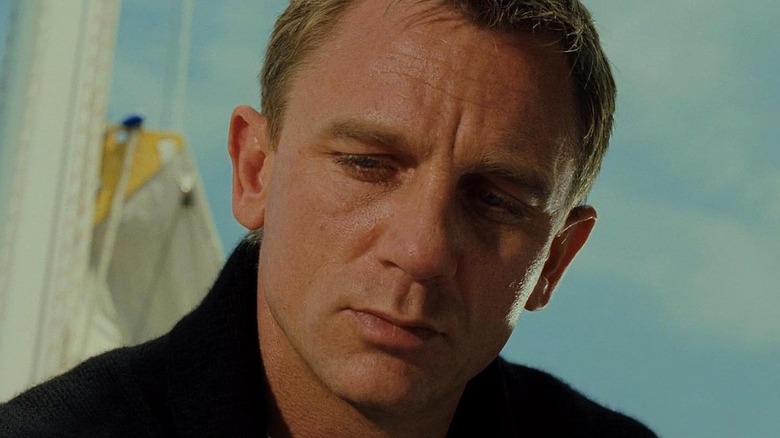 Daniel Craig în rolul lui James Bond arătând grijuliu în Casino Royale