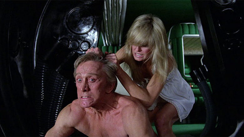 Alex Yanks al lui Farrah Fawcett pe părul lui Kirk Douglas 'Adam în Saturn 3