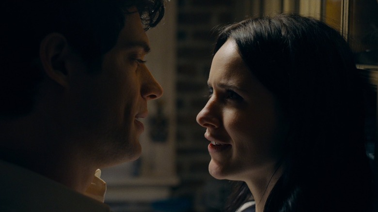 David Corenswet în timp ce Clark Kent a apăsat împotriva lui Rachel Brosnahan ca Lois Lane în bucătărie în Superman