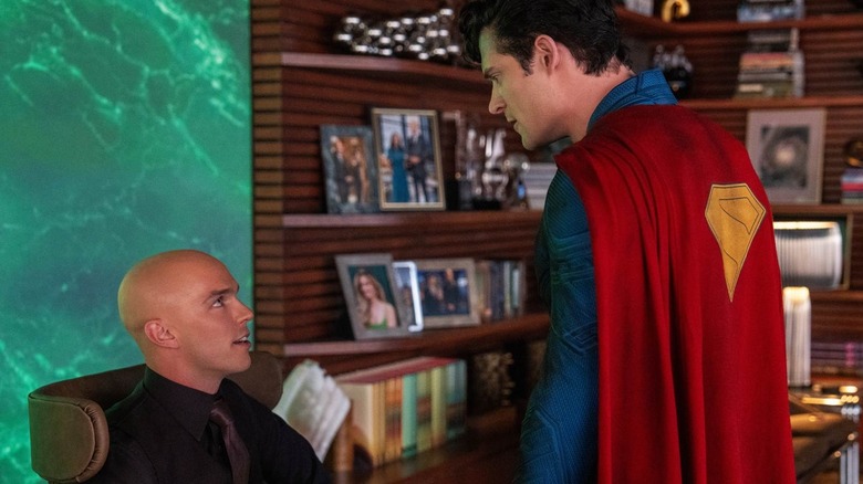 Superman vorbind cu Lex Luthor în Superman al lui James Gunn