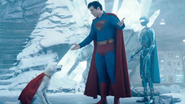 Superman vorbind cu Krypto în timp ce Gary stă în spatele lui în Supermanul lui James Gunn