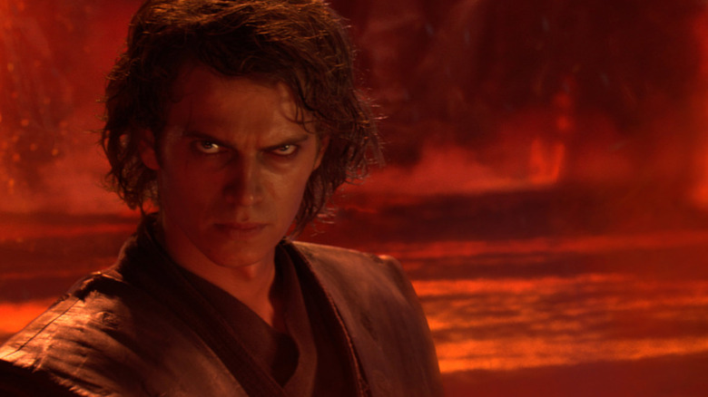 Hayden Christensen ca Anakin Skywalker arătând furios pe lava lui Mustafar în Star Wars: Revenge of the Sith
