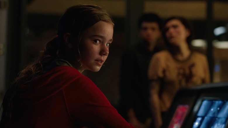 Maisie deblocând porțile care eliberează dinozaurii din Jurassic World: Fallen Kingdom