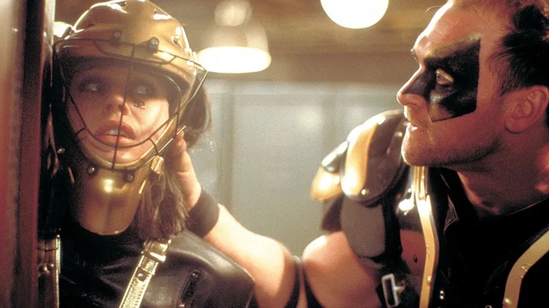 Unul dintre concurenții Rollerball încearcă să intimideze Aurora în rollerball