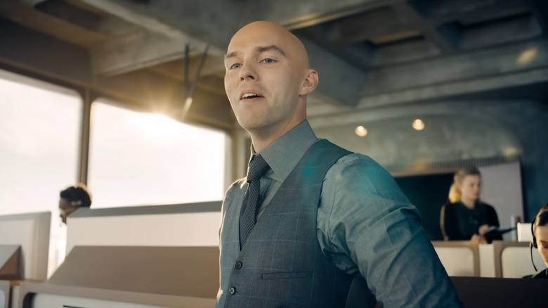 Lex Luthor se strecoară la ceva de pe ecran în Superman