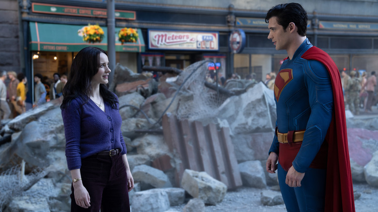Rachel Brosnahan în rolul lui Lois Lane și David Corenswet în calitate de Superman împărtășesc un aspect intens în timp ce stau pe fondul molozului în Superman