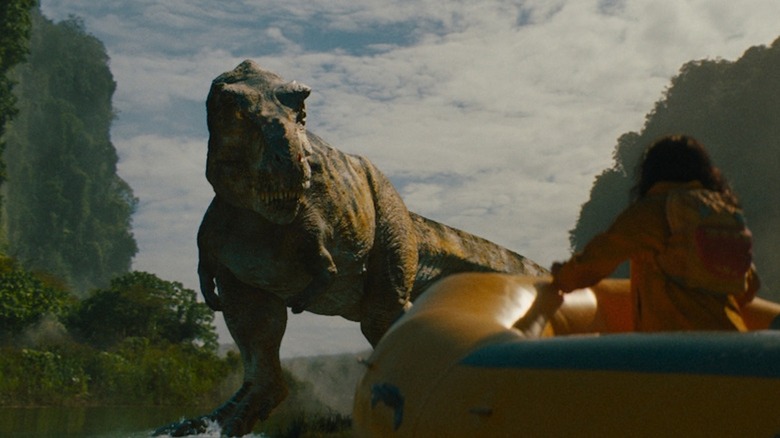 Un Tyrannosaurus Rex are intenții proaste pentru o plută de viață în renașterea mondială a jurassicului