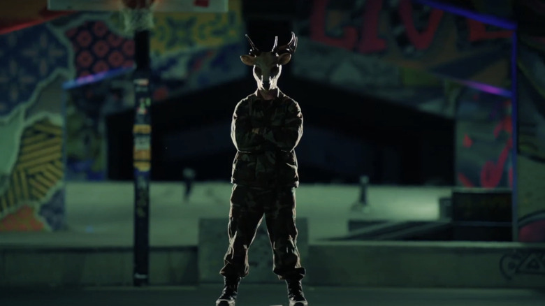 Un bărbat misterios care purta o mască care stă pe o stradă în Dark Web Cicada 3301