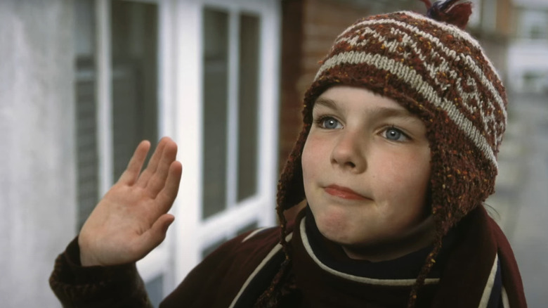 Despre un băiat, Marcus în pălăria lui de iarnă fluturând pe cineva