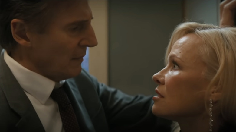 Frank Drebin Jr. (Liam Neeson) cu centimetri mai aproape de Beth Davenport (Pamela Anderson) în timp ce vorbesc în The Naked Gun (2025)