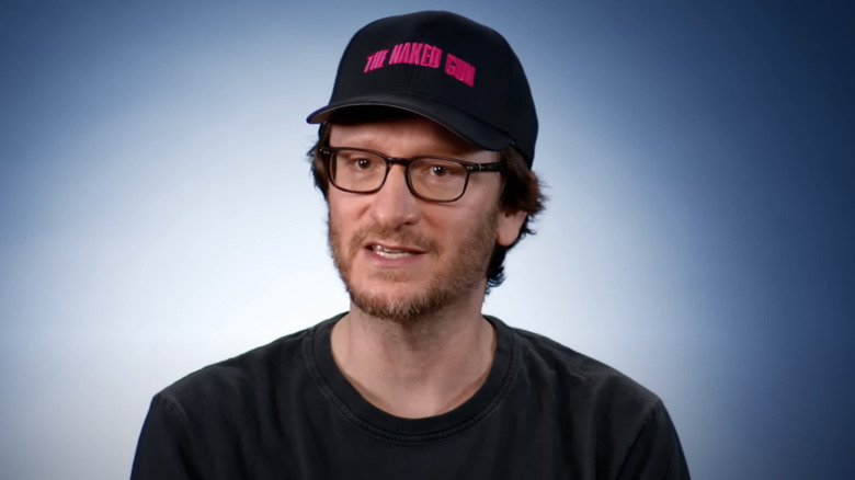 Akiva Shaffer vorbind într -o featuretă pentru arma goală (2025)