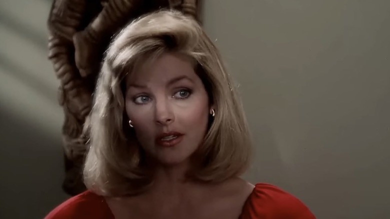 Jane Spencer privindu -l pe Frank Drebin în arma goală