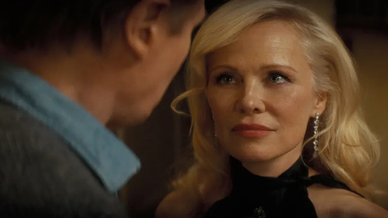 Beth Davenport are o rivalitate de investigare prietenoasă cu Drebin în arma goală